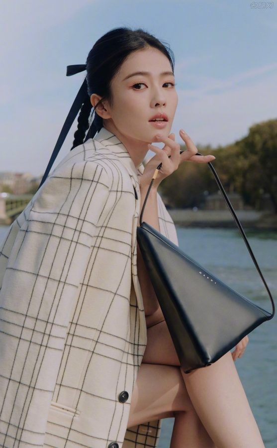 白鹿为《时尚芭莎》杂志拍摄浪漫时尚大片，穿格纹西服套装美腿又直又细(6/8)