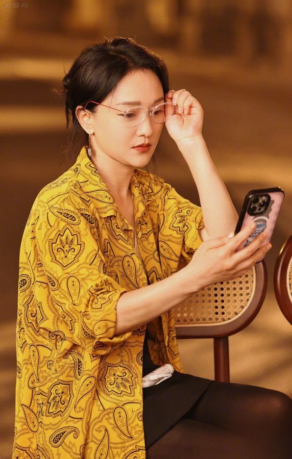 周迅黄色花纹衬衫搭配黑裤袜，翘二郎腿展现腿部线条(4/4)