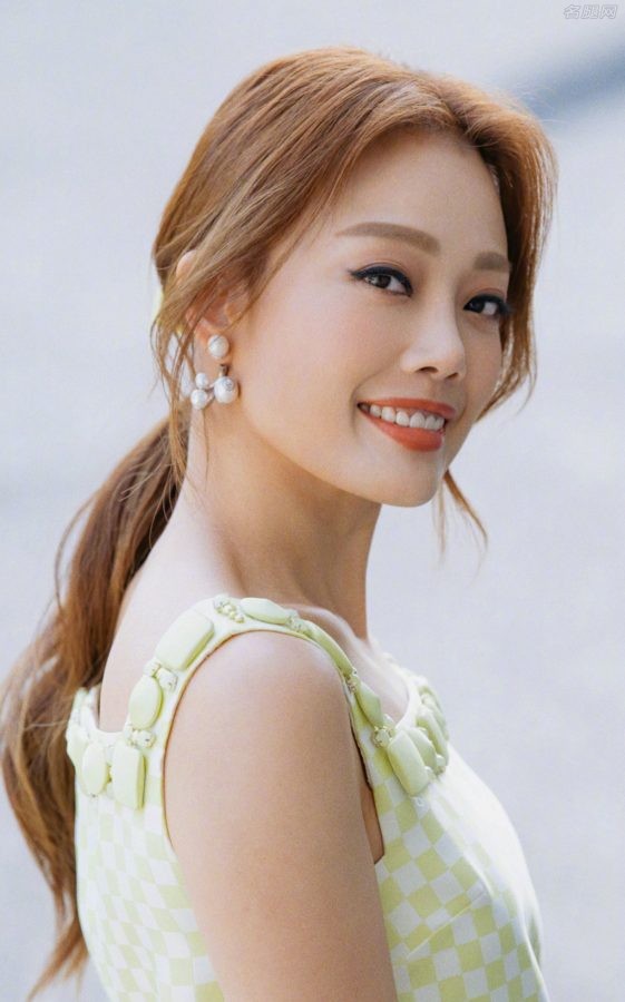 容祖儿身穿一条嫩绿色清凉短裙，长腿踩粗跟凉鞋夏日美照(6/6)