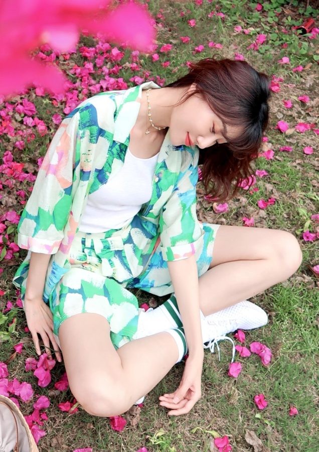 李斯羽穿一套花衬衫短裤肌肤白皙(5/6)