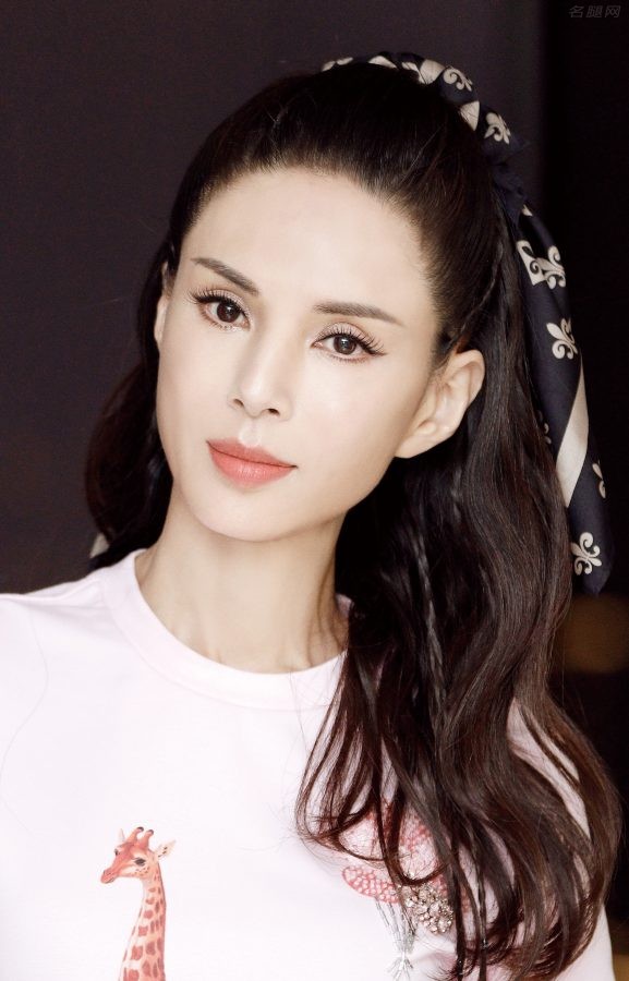 李若彤穿牛仔短裤配高跟长靴少女感十足(2/3)
