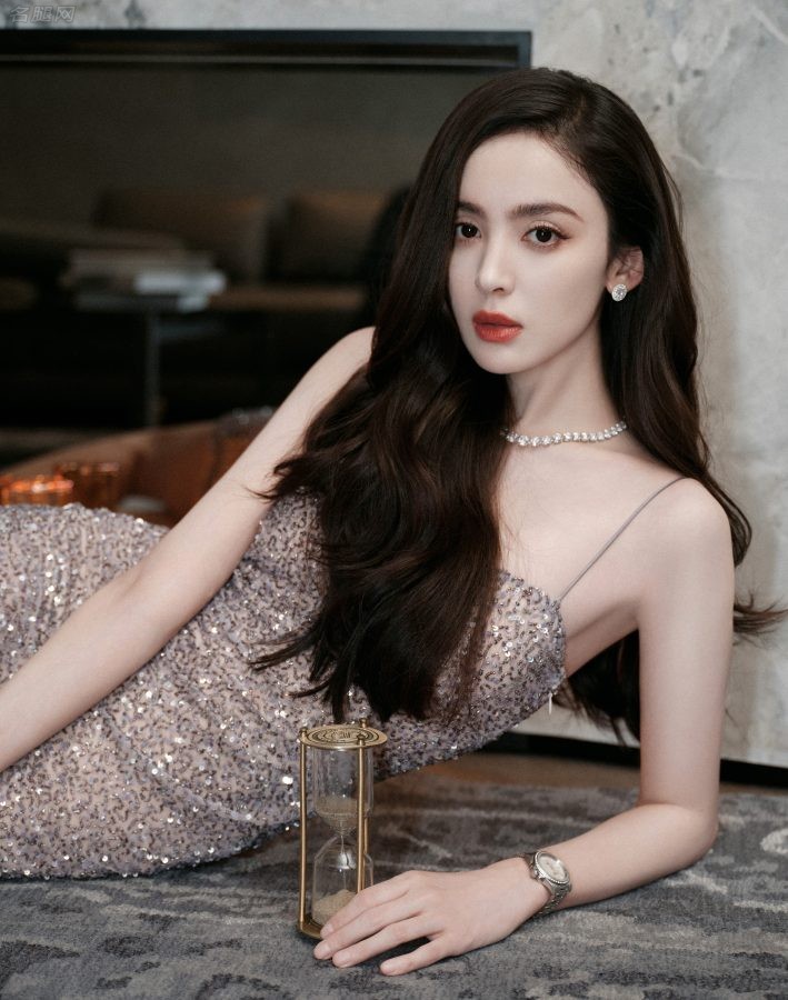 古力娜扎穿吊带超短裙秀出两条细长的白腿(9/14)