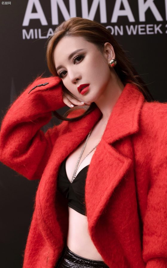 张萌红色大衣里面直接穿的内衣(6/6)
