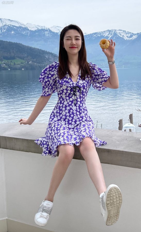 张纯烨白皙玉腿你这背景太假了(3/3)