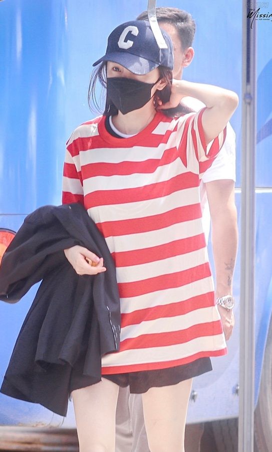 女明星杨幂少女般白皙的细腿(7/9)