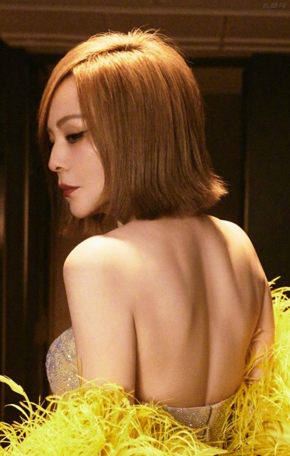 女演员王琳穿露背晚礼服踩细高跟风韵犹存(3/4)