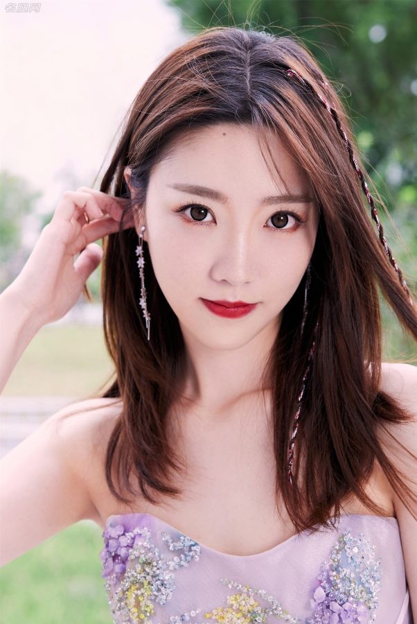 《心动的信号》主持人张纯烨的玉足美腿令人心动(5/6)