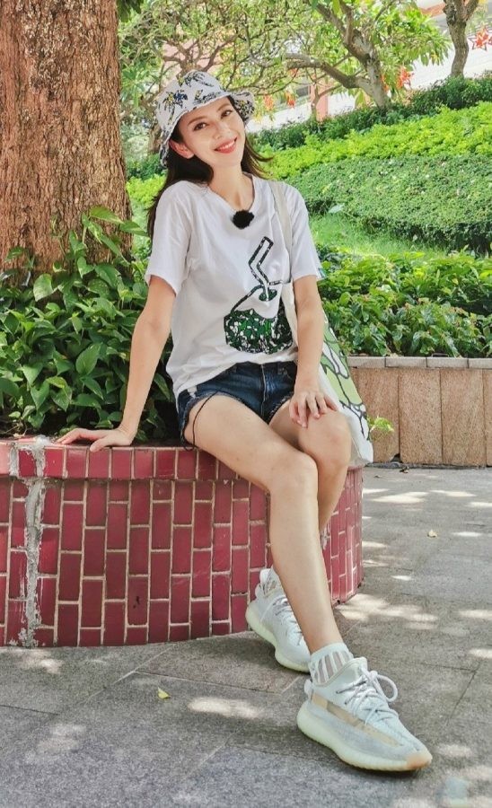 央金夏日外出旅行穿牛仔热裤秀美长腿(1/2)