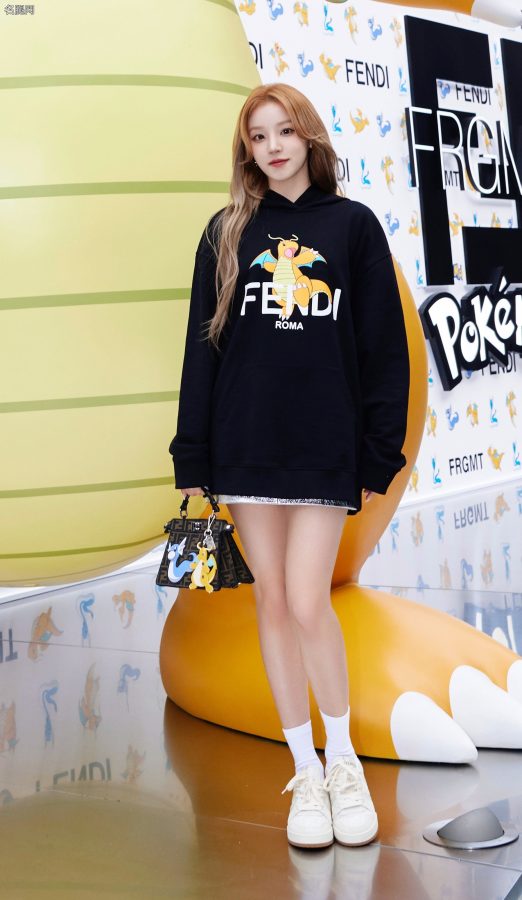 宋雨琦穿小火龙连帽卫衣出席FENDI品牌活动少女玉腿纤细(5/11)