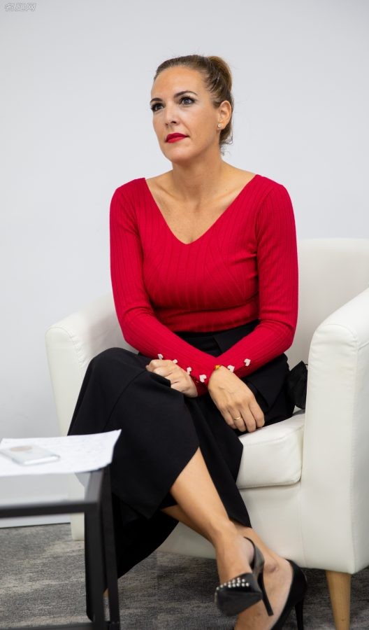 丰满的西班牙女议员Patricia Rueda脚踩细跟恨天高翘腿坐姿(2/2)