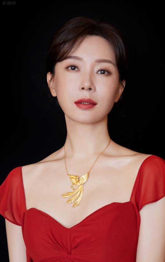 47岁成熟女明星陈数穿低胸红裙代言老凤祥(2/3)