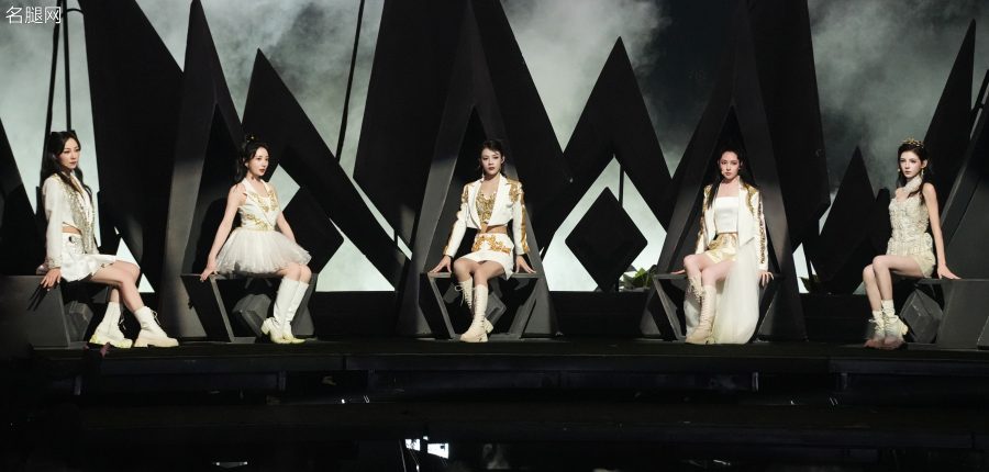 《乘风》舞台上韩雪穿短裙秀美腿和姐姐们表演(12/12)