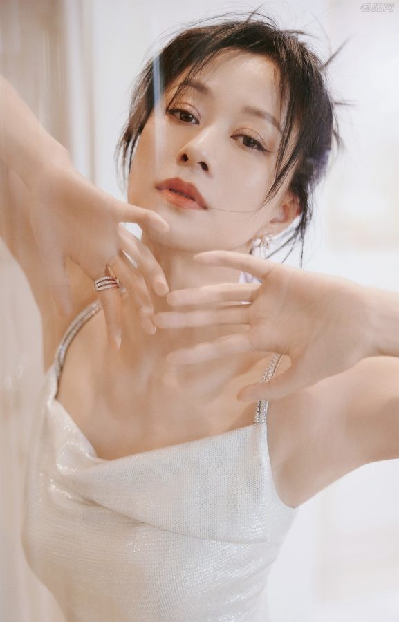 倪虹洁拍摄超欲居家写真，穿吊带低胸白裙玉腿纤细(5/6)
