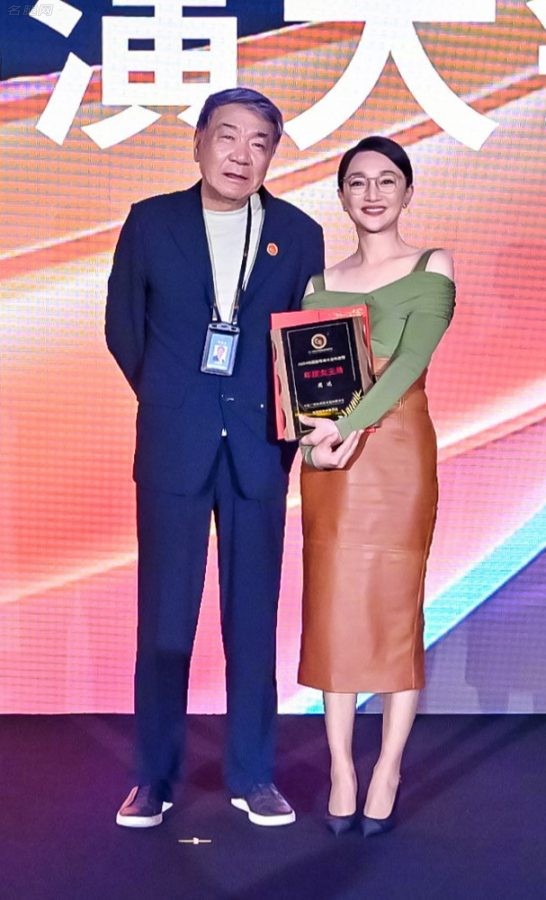 周迅腿穿薄丝袜到2024电视剧导演大会领取最佳女演员奖(2/4)