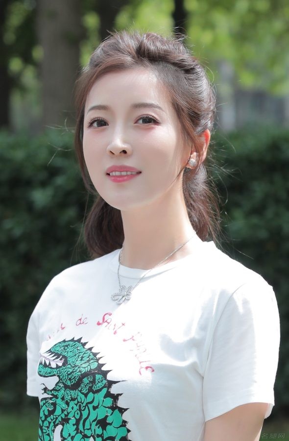 女主持人朱梓橦美腿穿红色一字带高跟站在绿草坪旁拍照(7/8)