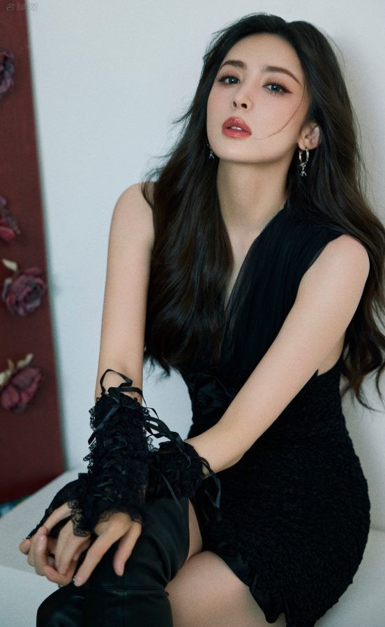 古力娜扎这次是高冷的御姐，波浪长发蓝色美瞳长腿迷人(4/9)