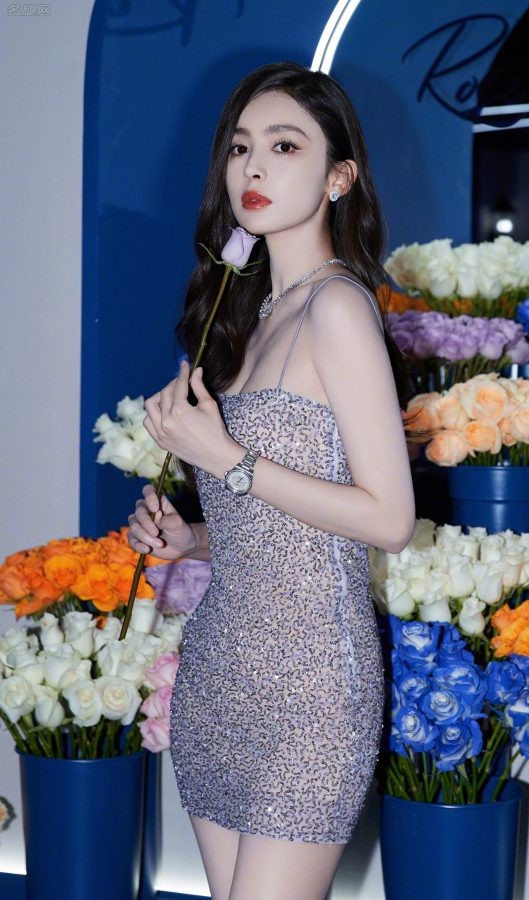 古力娜扎穿吊带超短裙秀出两条细长的白腿(14/14)