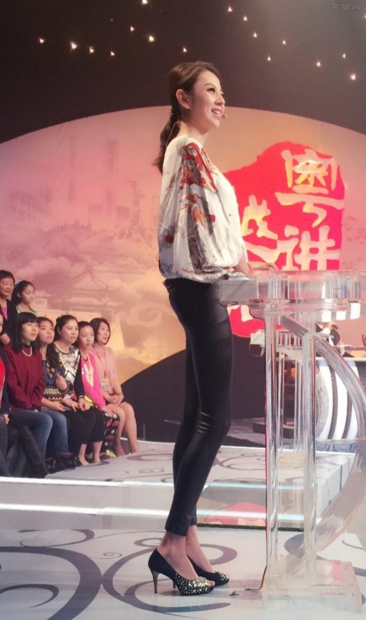 央金穿紧身皮裤踩细高跟录制珠江频道《粤讲粤掂》(1/2)