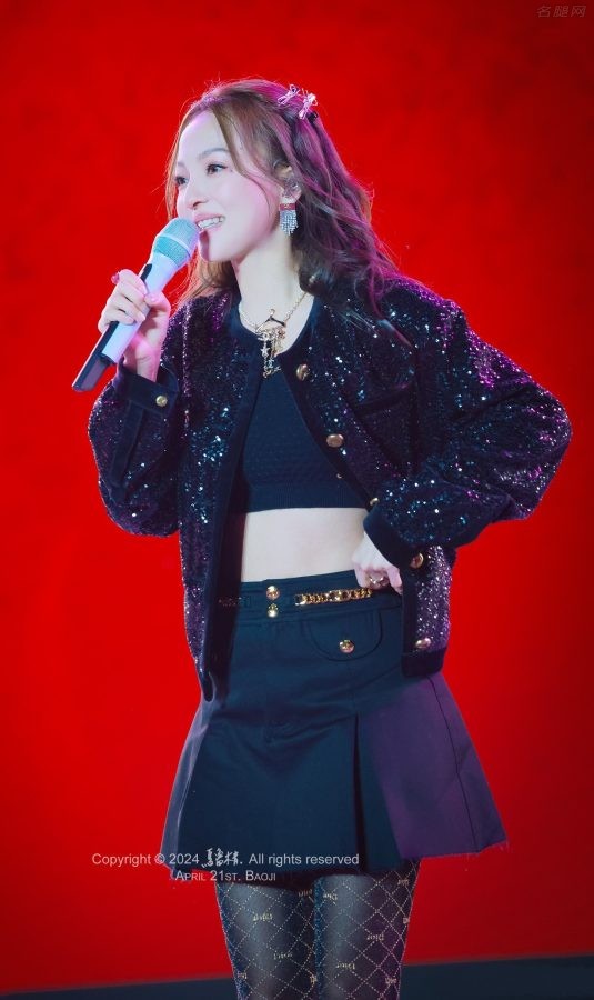 张韶涵腿穿40D菱形格花纹连裤袜演出现场(3/10)