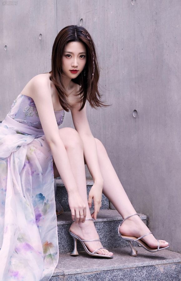 《心动的信号》主持人张纯烨的玉足美腿令人心动(3/6)