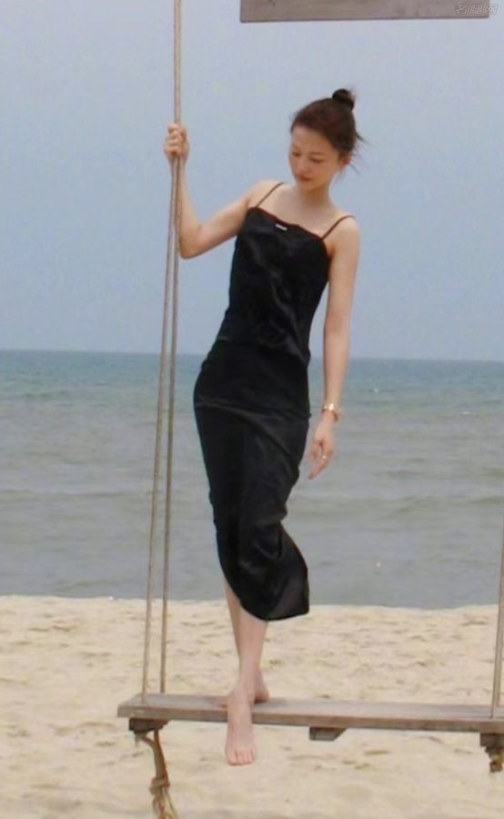 张韶涵穿吊带黑裙玉足踩在沙滩上吹海风(3/5)