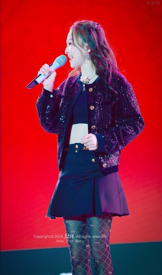 张韶涵腿穿40D菱形格花纹连裤袜演出现场(2/10)