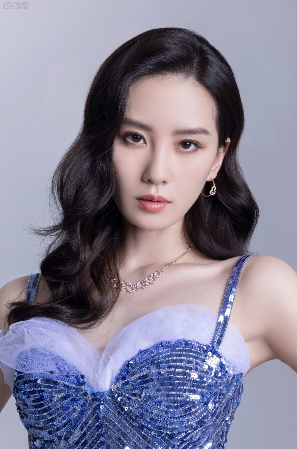 刘诗诗身穿巴黎蓝紧身胸衣礼服大展盛世美颜和优雅风情(2/4)