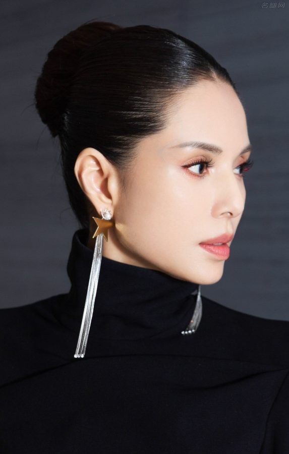 李若彤短裙长靴御姐范十足(5/5)