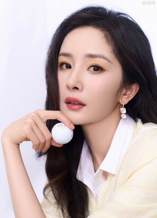 杨幂气质可爱甜美一双纤细美腿穿FILA运动鞋出席活动(6/16)