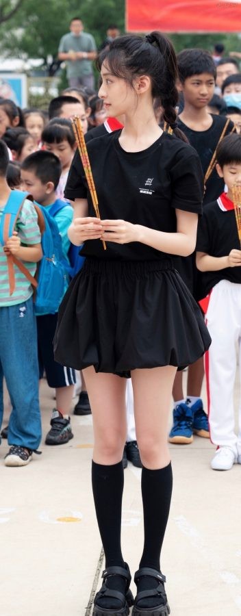 外表清纯的妹子胡连馨美细腿穿短筒黑袜(2/3)