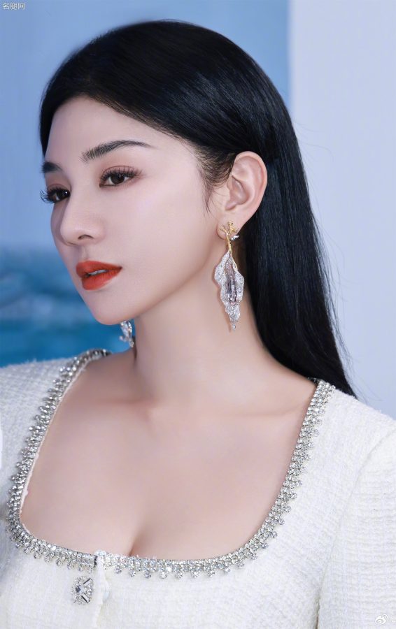 黄奕身着白色优雅礼服次啊防水台恨天高小露美沟(4/5)