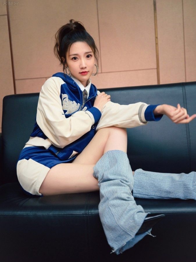 女主持人张纯烨坐在沙发上展示她的白大腿(1/7)