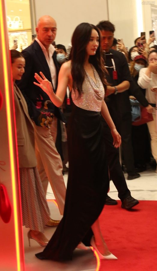 美腿女神杨幂脚踩Christian Louboutin红底细高跟出席北京SKP活动(17/22)