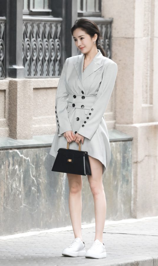 This time it’s the beautiful straight legs of the intellectual and powerful Yang Mi.(8/16)