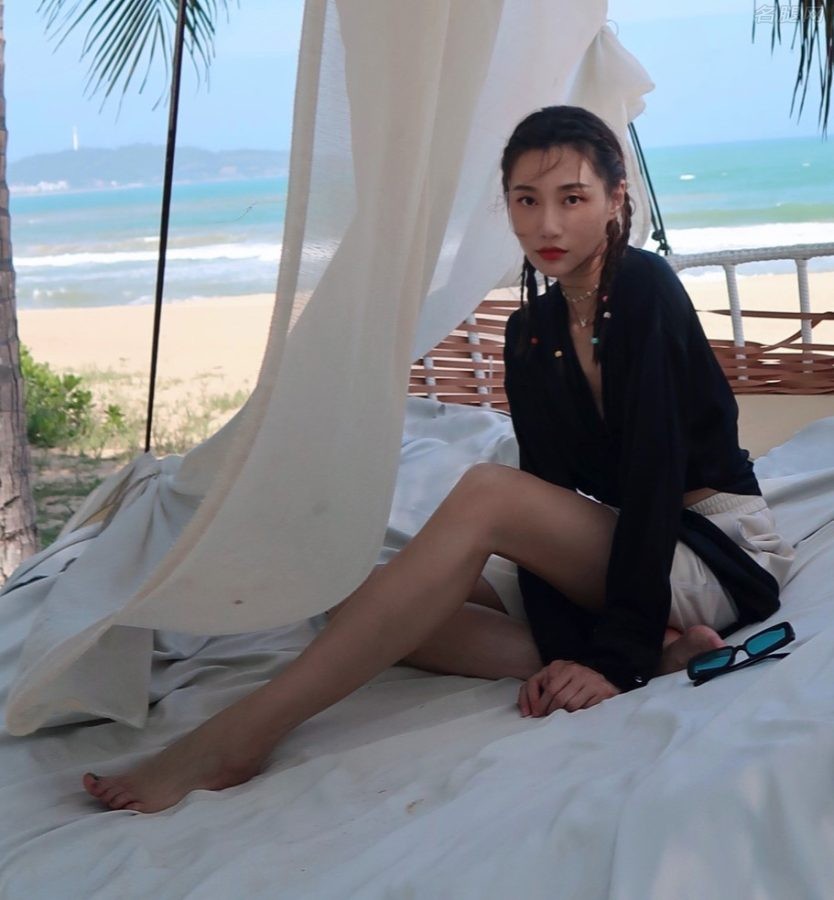 李斯羽海滩上展示长腿美脚丫(1/6)