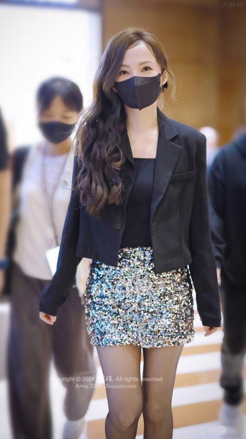 张韶涵穿一套包臀小短裙美腿裹黑丝展现自信魅力(6/27)