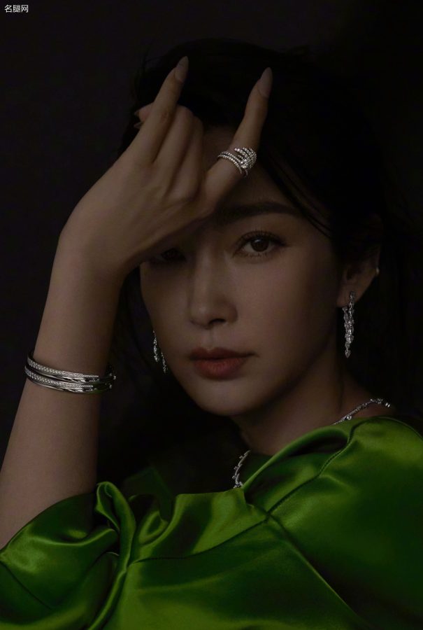 《时装LOFFICIEL》杂志封面大片李冰冰穿开叉绿裙秀美腿玉足(2/2)