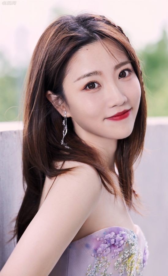 《心动的信号》主持人张纯烨的玉足美腿令人心动(4/6)