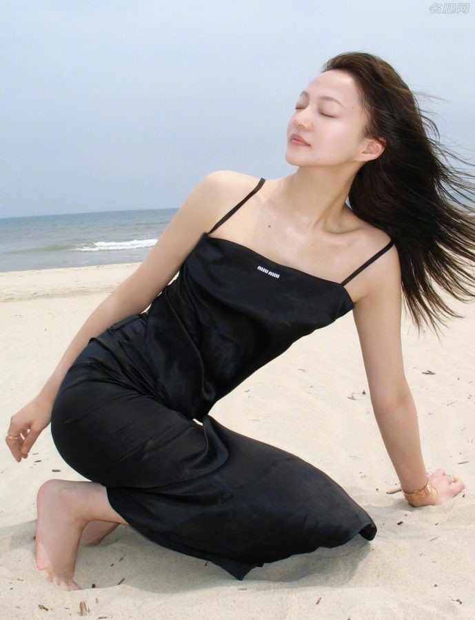 张韶涵穿吊带黑裙玉足踩在沙滩上吹海风(2/5)