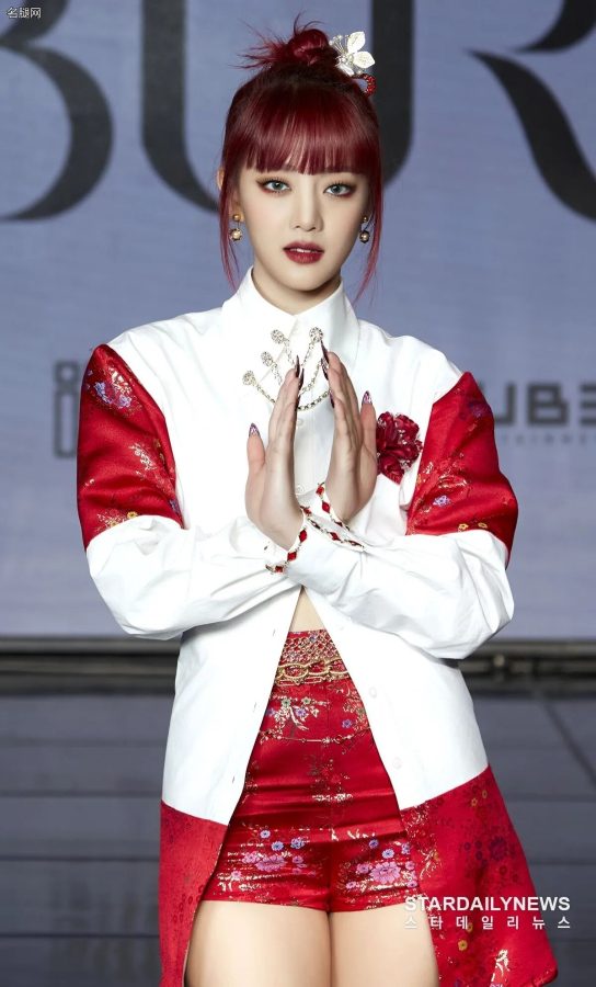 (G)I-DLE成员们台上合照左起：徐穗珍、曺薇娟、田小娟、宋雨琦、叶舒华、MINNIE 全都是好腿(35/39)