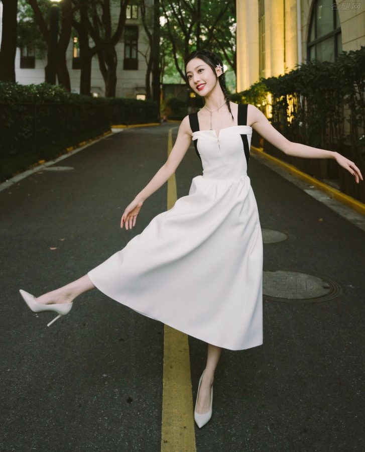 00后新生代女演员胡连馨脚踩白色细高跟在校园内拍摄照片青春甜美(1/2)