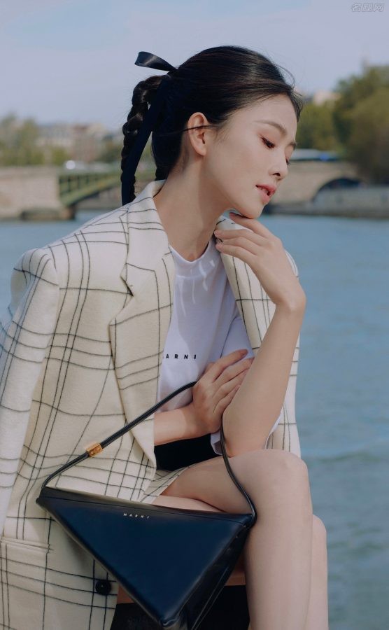 白鹿为《时尚芭莎》杂志拍摄浪漫时尚大片，穿格纹西服套装美腿又直又细(7/8)