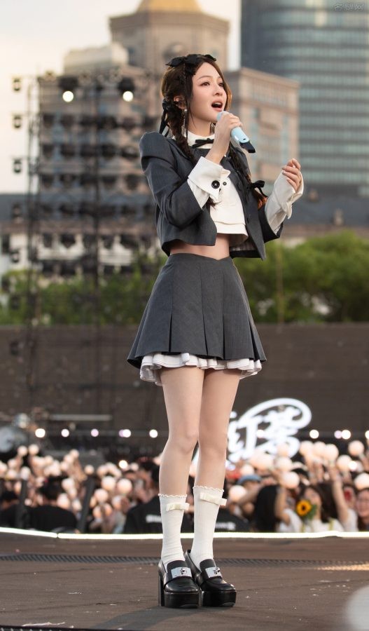 张韶涵一身少女感十足装扮，玉腿穿白色棉袜踩粗跟鞋亮相B站毕业歌会(10/17)