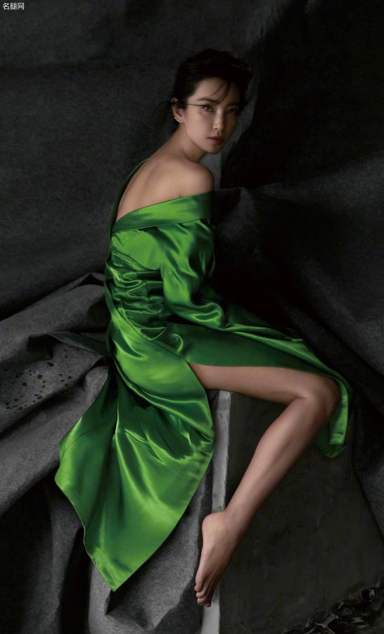 《时装LOFFICIEL》杂志封面大片李冰冰穿开叉绿裙秀美腿玉足(1/2)