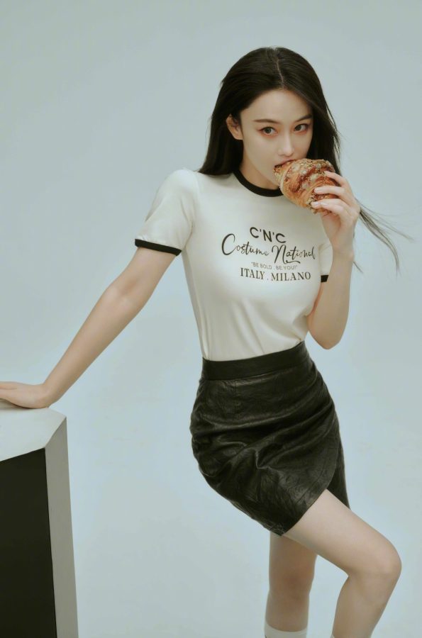《昕薇》杂志封面人物张馨予美腿冷艳大片(7/8)