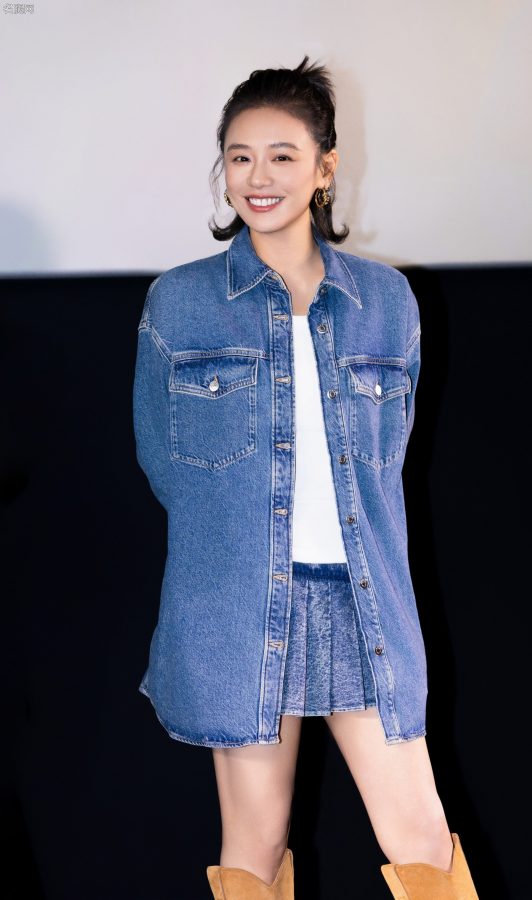 马思纯穿牛仔裙配长靴展现青春美妙大腿(11/12)