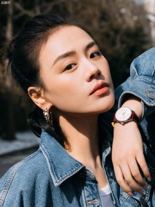 马思纯穿牛仔裙配长靴展现青春美妙大腿