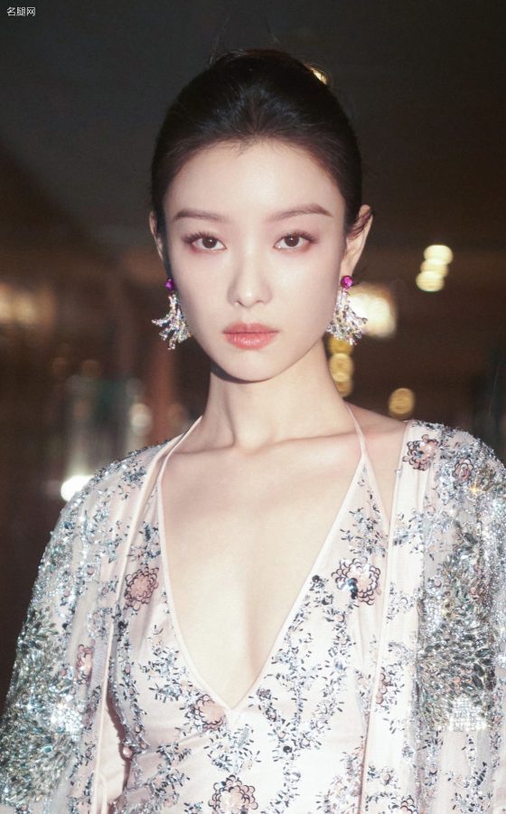 倪妮身穿深V鲜花长裙脚踩防水台恨天高闪耀出席VOGUE时尚盛典(6/14)