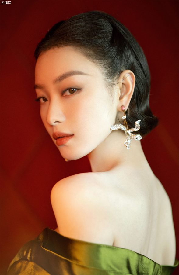 倪妮身穿性感露肩深V礼服出席第27届上海电视节白玉兰绽放颁奖典礼(15/18)