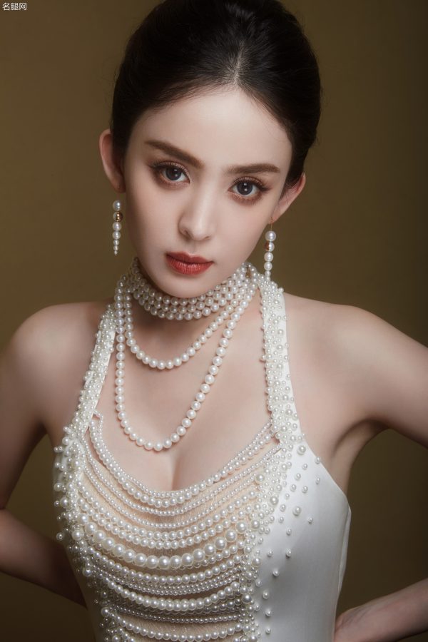 古力娜扎身穿性感珍珠礼服身材完美气质典雅(1/11)